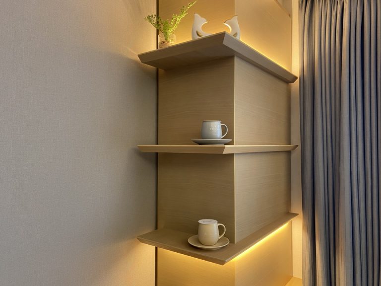 コーヒーカップはデスクに付随した棚に置かれていて少し分かりづらいです。