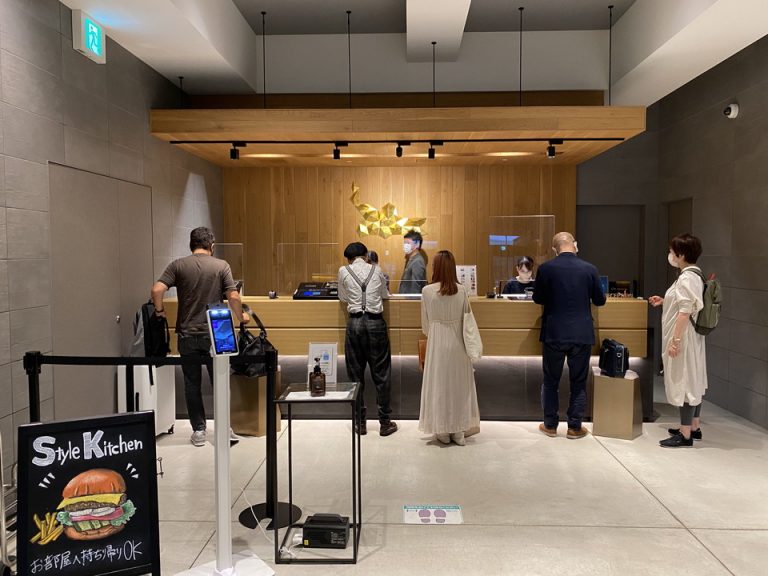 午後4時ごろのフロントデスク_チェックインカウンターは混雑していました。