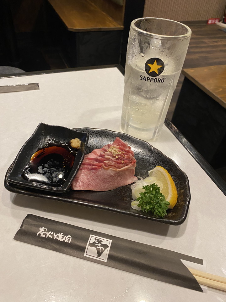 ホテルから歩いて5分ほどのところに、黒毛和牛一頭買い_コスパ良しの炭火焼肉屋「とさや」があります。これはタン刺しです。