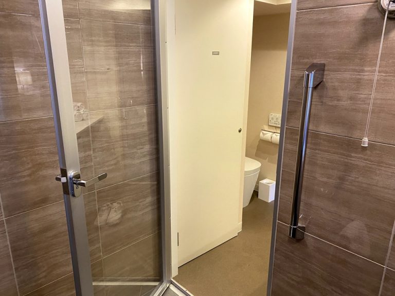 バスルーム内から入口