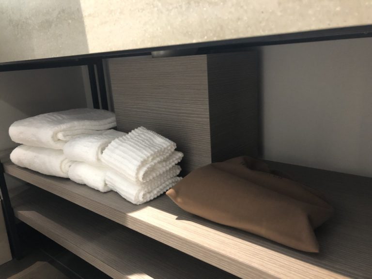 洗面台全体_洗面台下にはタオル