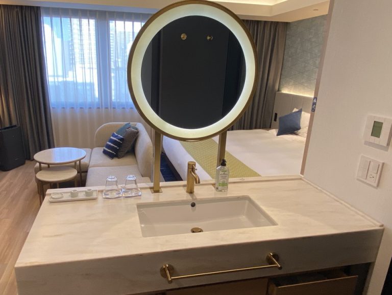 おしゃれな洗面台です。ミラー周りに電気が付いているので、メイクがしやすいです