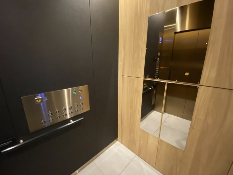 広々としたエレベーターです。