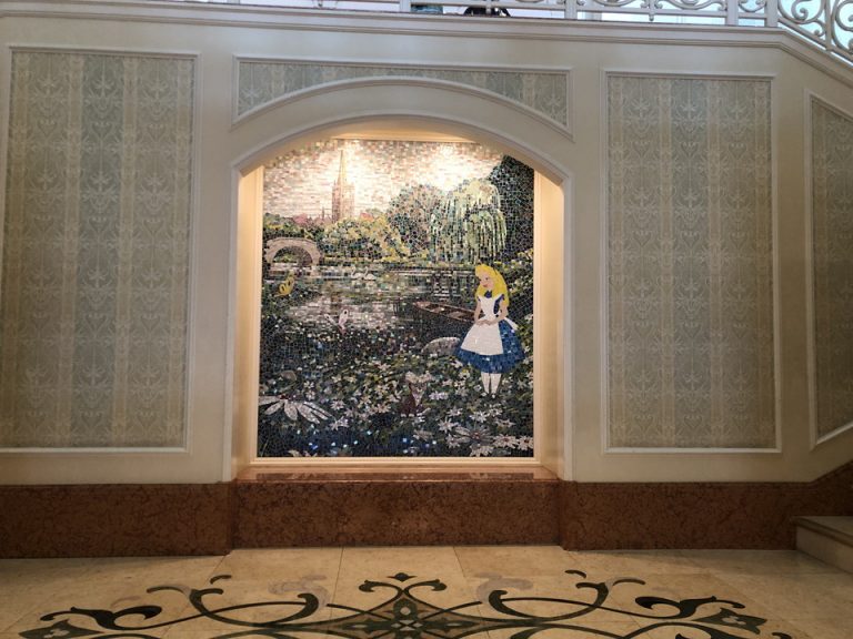 螺旋階段にはアリスの絵