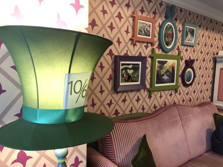 壁にはアリスの絵(1)