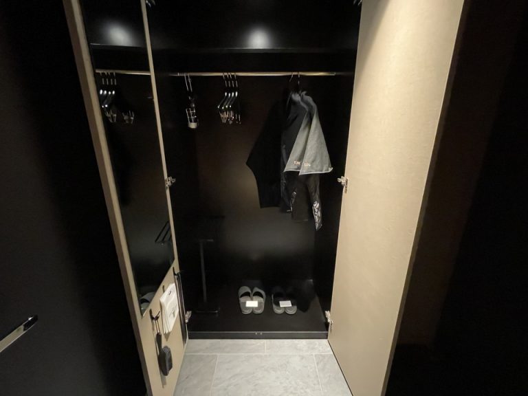 クローゼット内観