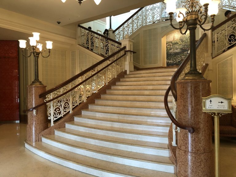 エントランスを出てすぐの階段を上がるとフロント階