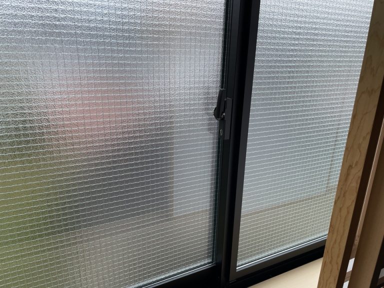 客室窓 (施錠されている)