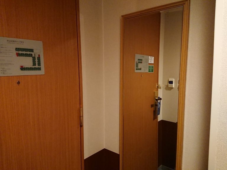 ドア横の全身ミラー