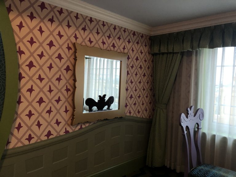 窓際に大きな鏡があります