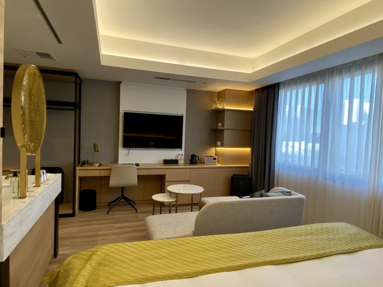 ベッドに寝転んでテレビを観ることもできます。