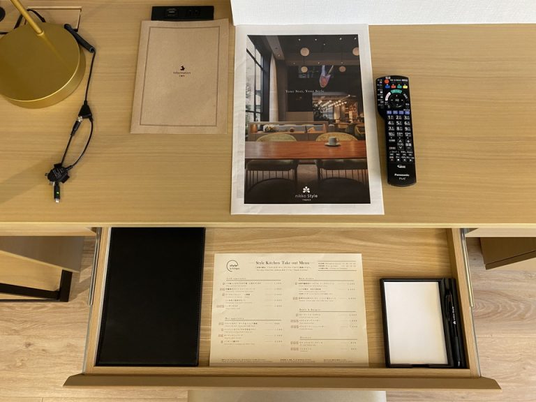 デスクに置かれた案内の紙の数々です。