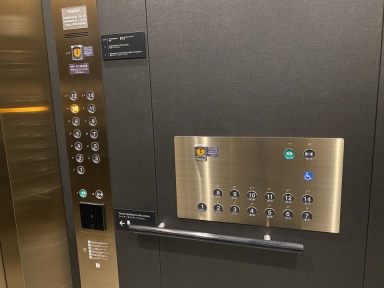部屋のキーをかざして、自分の階だけが押せるシステムです。