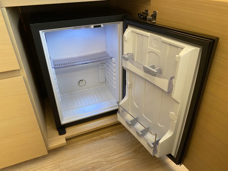 備え付けの飲料はなく、自分で買ったものを入れるスタイルです。