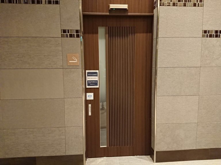 フロント横に喫煙室