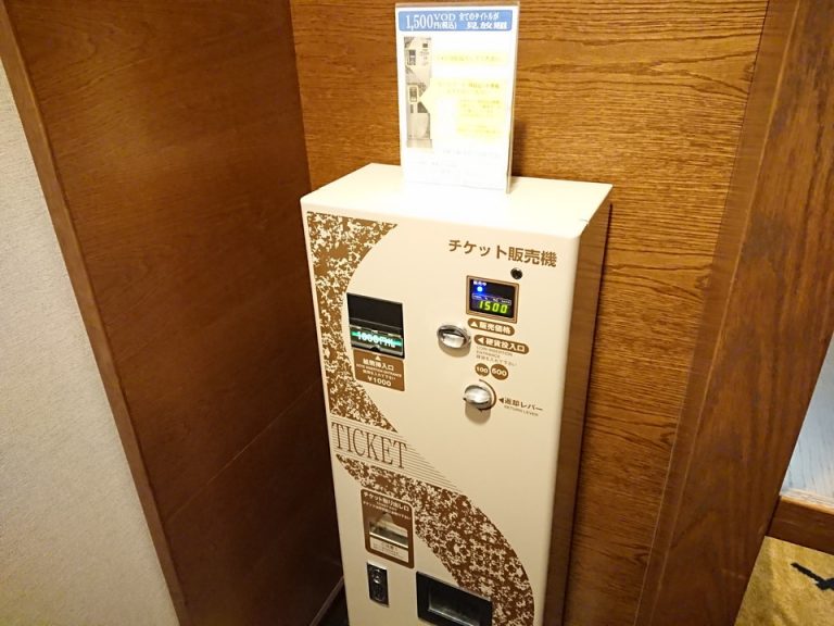 客室階エレベーターホールに有料TVカード販売機