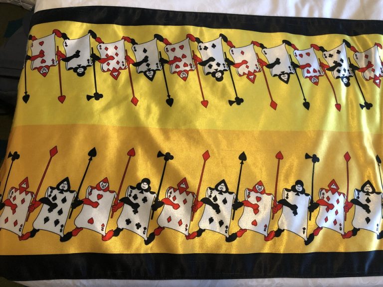 ベッドカバーは可愛いトランプ