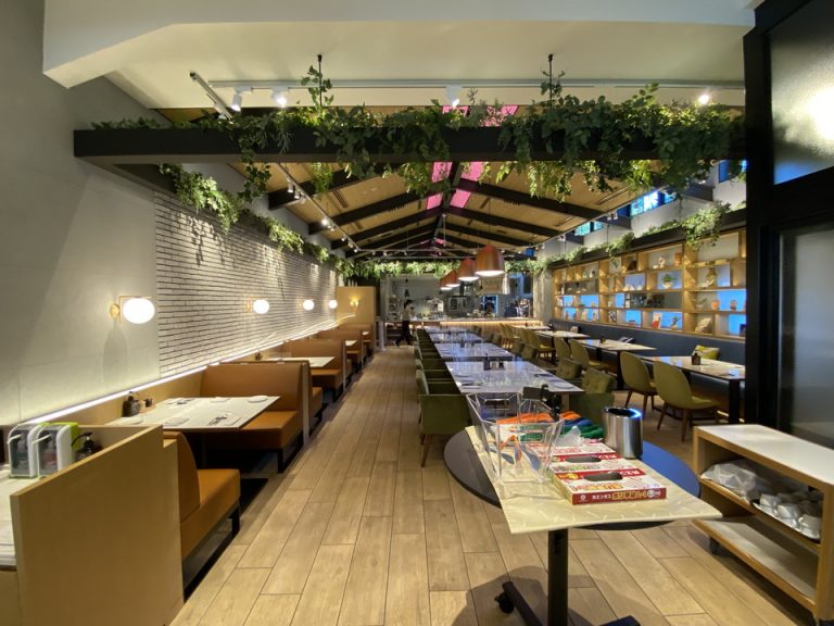 可愛らしいお庭のようなレストランです