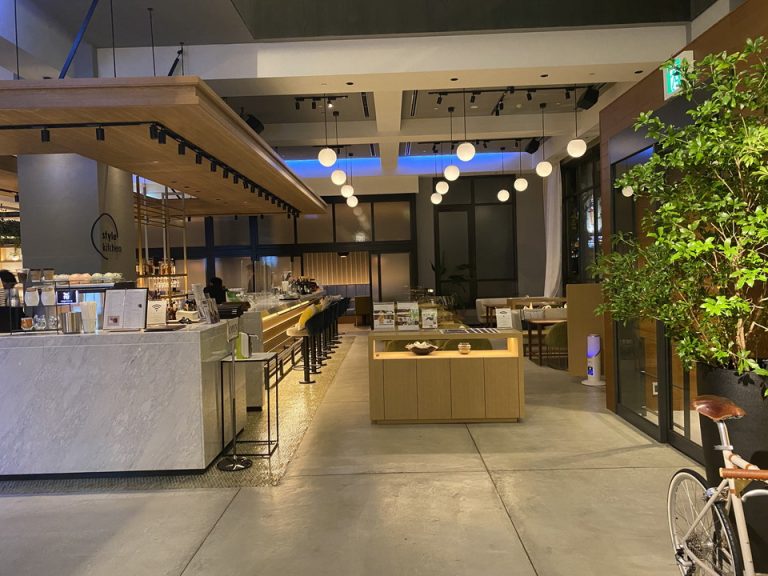 夜のカフェ&バースペース。落ち着いた大人の時間が過ごせそうです。