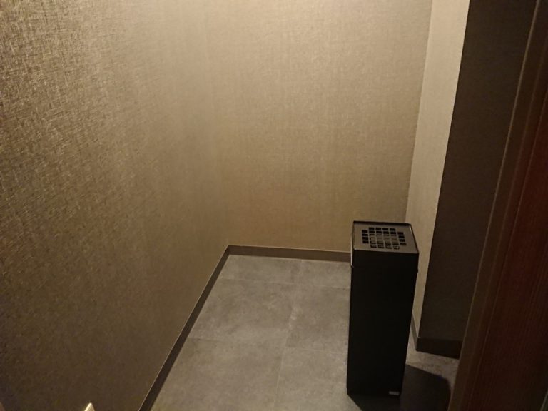 各階エレベーターホールに喫煙室