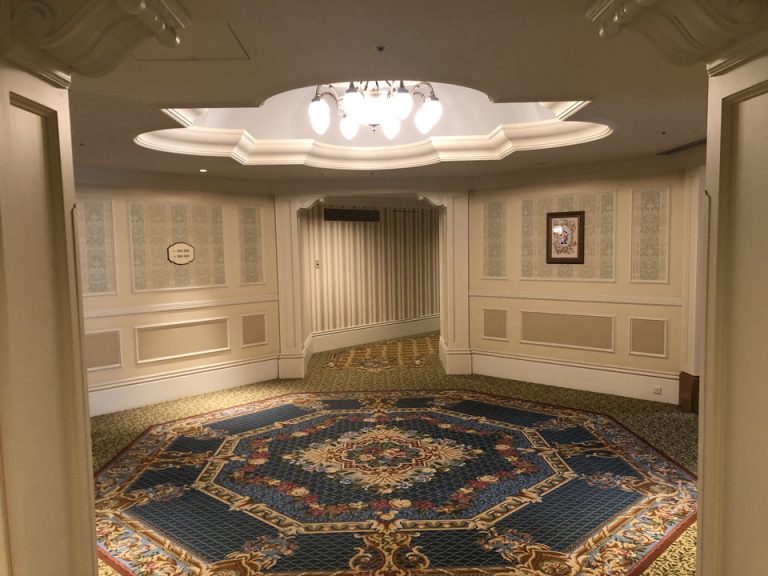 エレベーターホール出てすぐ