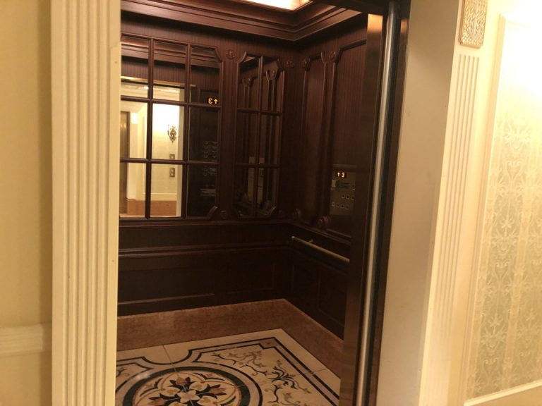 エレベーター入り口