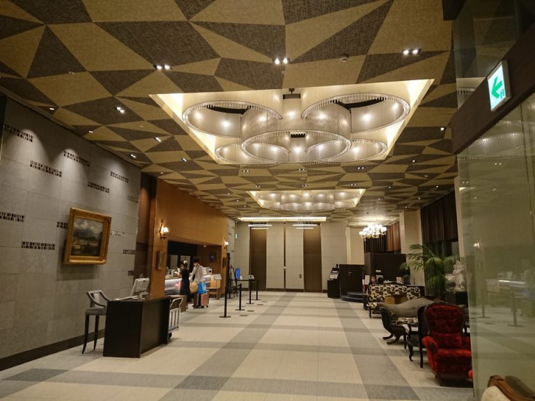 ロビー全体(エレベーター方向)