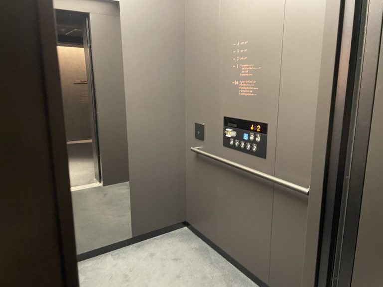 エレベーター内観_全体