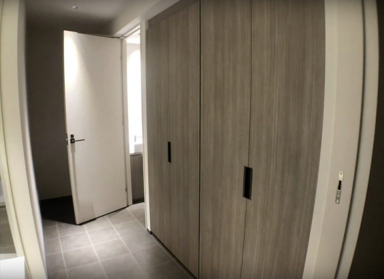 クローゼット外観(閉じた状態)