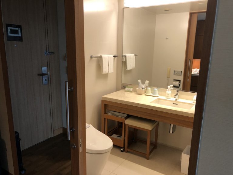 ドアから見た洗面台