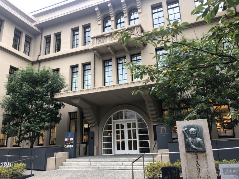 エントランス外観(2)