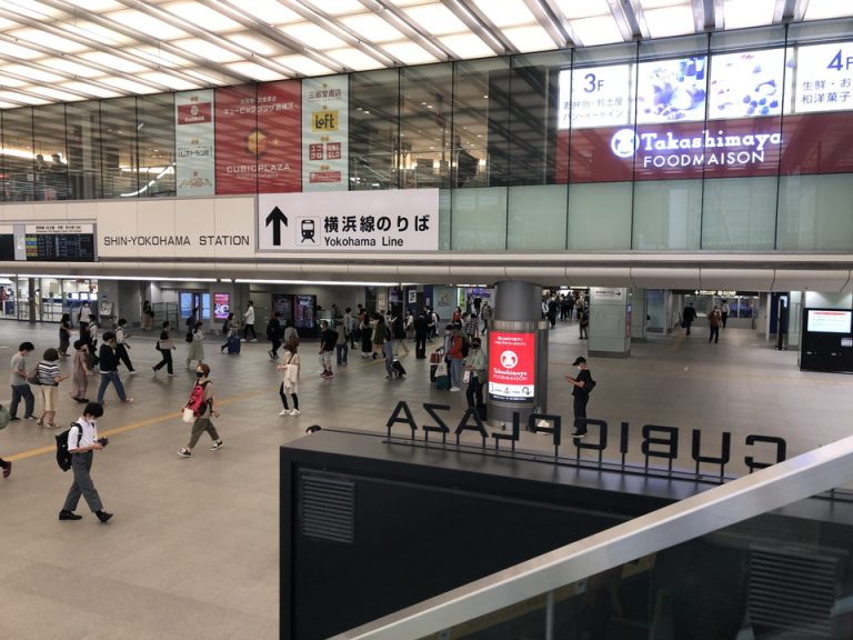 駅改札からホテルに行く風景