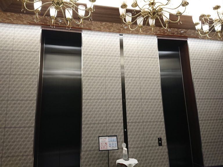 エントランスからフロント階へのエレベーター