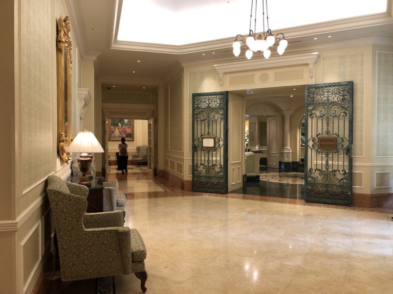 エントランス入ってすぐのエントランス