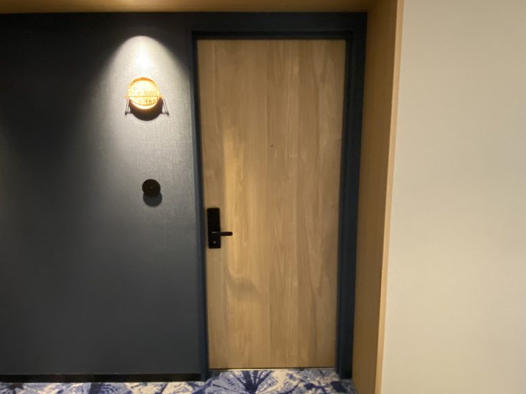 カードキーをかざして入る、広々とした部屋のドア