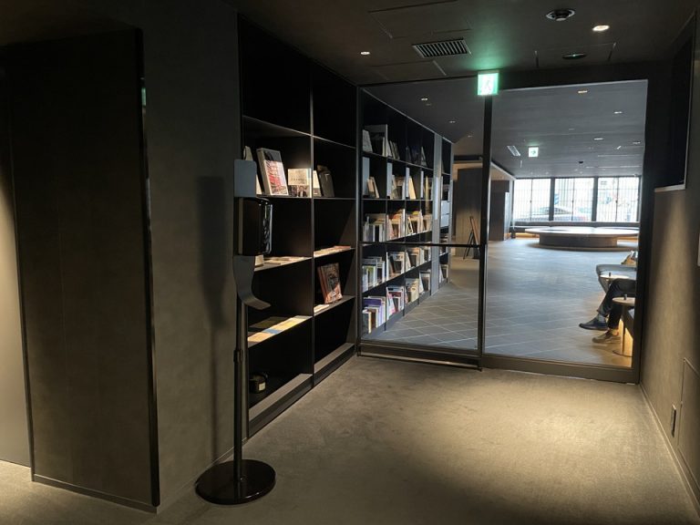 フロント階 エレベーターホールからロビー入り口