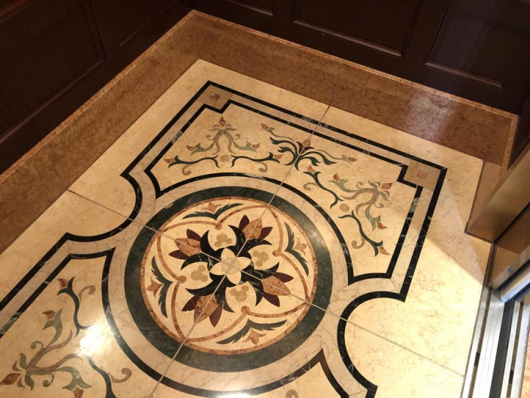 エレベータの中に隠れミッキー