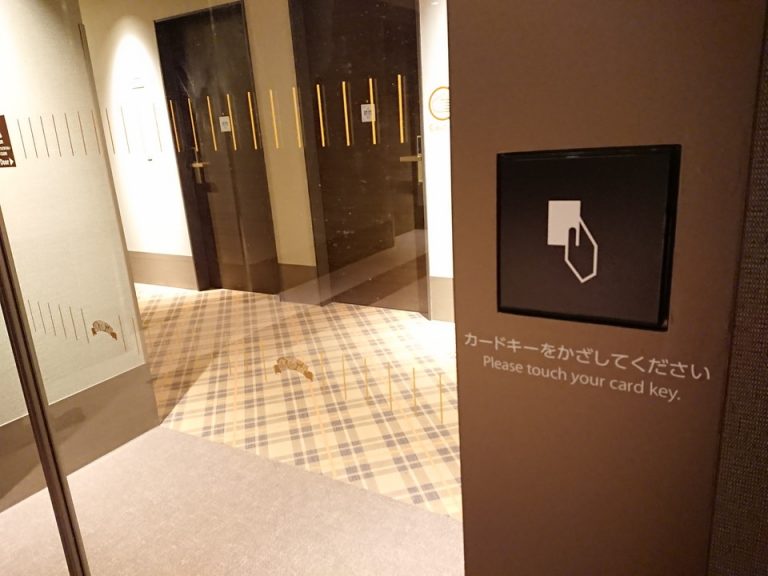 客室階エレベーターホールから客室へのセキュリティドア