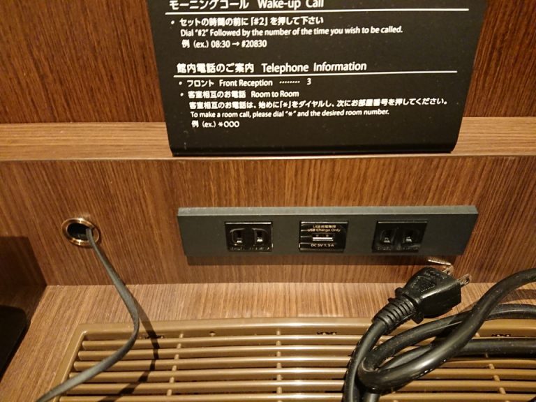 テープルのコンセント、USBポート