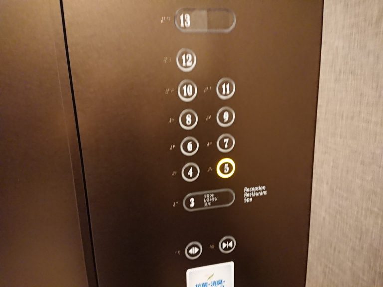 客室階へのエレベーター階数ボタン