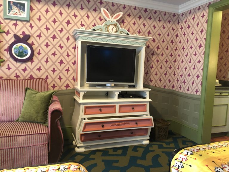 電話機から見たテレビ台