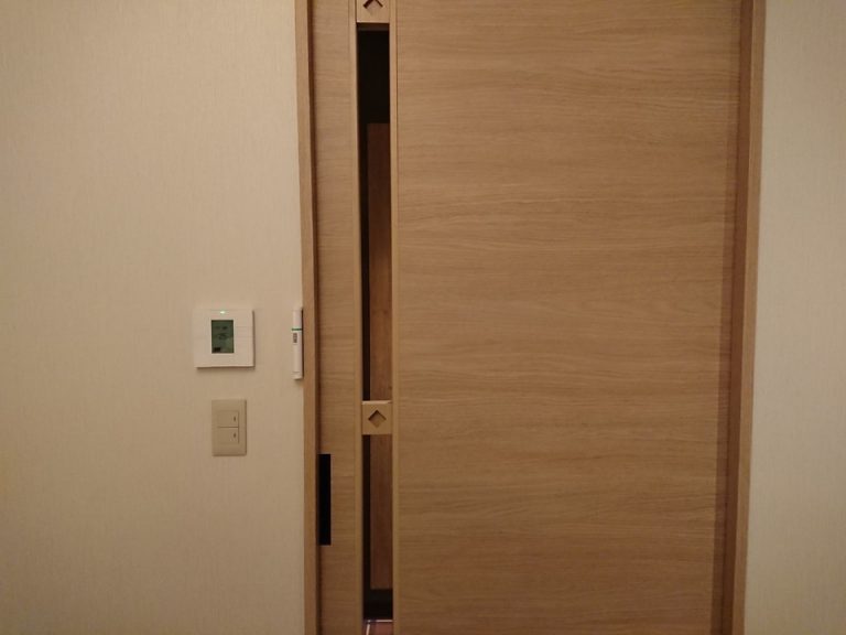 機能性のある隙間の空いたドア