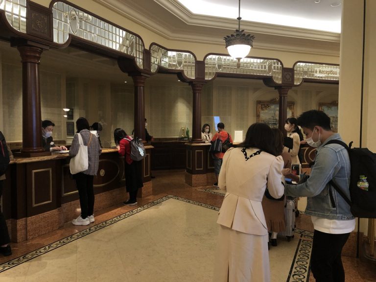 フロントは混んでいました