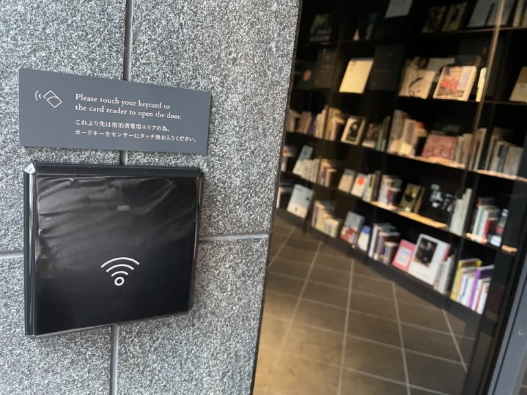 客室への入り口(目の前にエレベーターホール)