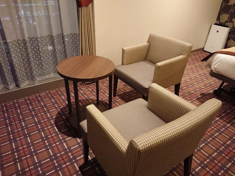 テーブルとイス