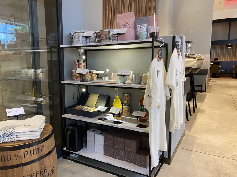 こぢんまりとしたスペースに、客室にも置かれているマグカップなどが販売されています。