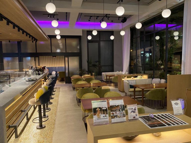 大人な雰囲気の、夜のカフェ&バースペース