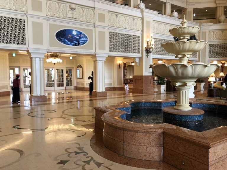 ロータリー側エントランス