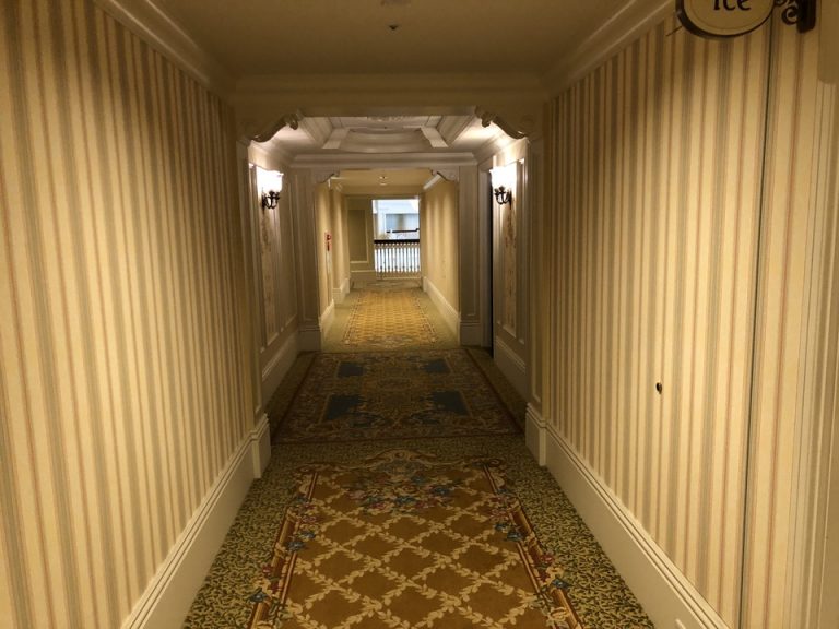 長い廊下を抜けたら吹き抜けです