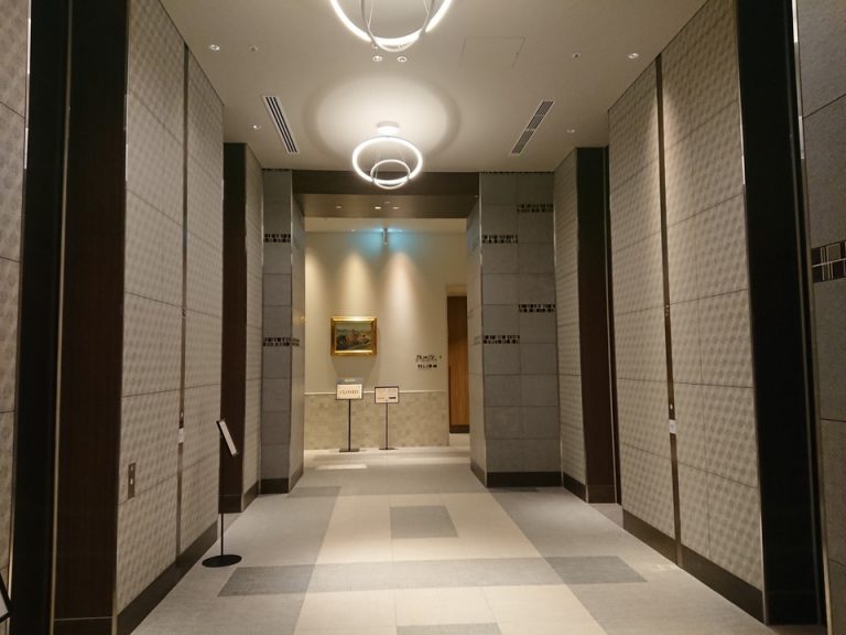 フロント階から客室階へのエレベーターホール